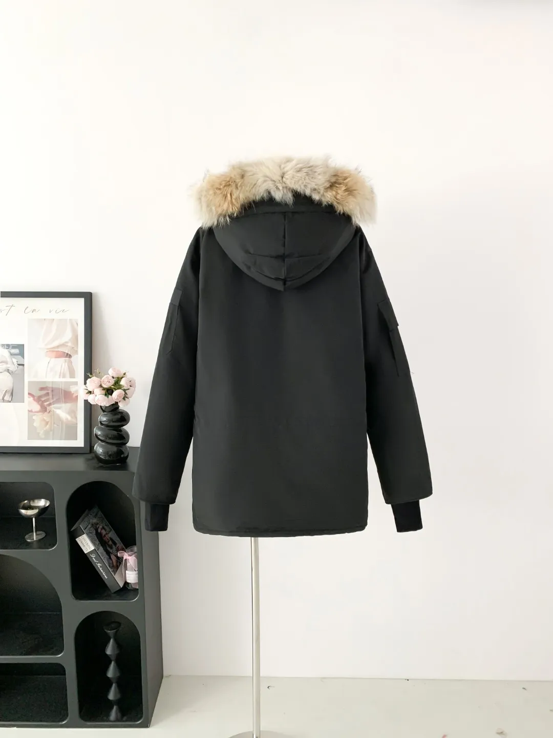 P780 Fake model pictures were taken at home. Colleagues please do not pass them off as stolen pictures! Style number: Y60-🇨🇦CANADA GOOES 24 new styles 08 styles/couple styles Factory direct supply: supplying global purchasing agents, micro-businesses, entities, Tmall, high-end stalls and studio cooperation, free shipping! Canada Goose Expedition Parka 2008 is the same style for men and women. It is mid-length and the most timeless classic. All Arctic and Antarctic scientific expedition teams choose Canada Goose as their cold-proof equipment. It is the Rolls-Royce of down jackets. ➖ Industry-leading anti-counterfeiting chip sensing. ➖ Imported Behringer embroidery machines and customized embroidery labels, the highest level and industry leading. ➖ Imported Korean 21-count polyester-cotton blended original fabric, TC85 waterproof coated fabric, water-repellent, windproof and wear-resistant. ➖ The new national standard 80 white duck down is filled with an average of 520 grams of down. The amount of down filled is industry-leading. ➖ 100% nylon lining with double double-layer sealing design to prevent velvet running, and seamless thread design on the cuffs! ➖ Western Canadian Green Wolf Collar. ➖ Yoshida YKK provides original factory-customized electroplated sliders. YKK two-way lockable zippers are tight and smooth and do not peel off paint. ➖ 3M composite Velcro is durable and the accessories and hardware are all custom-made. Note: Our copywriting is only simple and clear. Instead of bragging about the copywriting, it is better to compare and understand with samples. Only for the purest goose, the most dedicated, the most professional, the highest quality, the highest cost performance! Color: white red blue gray camouflage navy black SIZE:XS-XXL